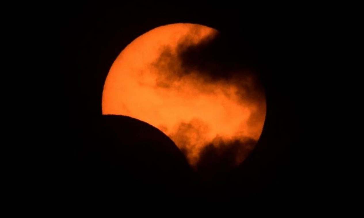 Eclipse solar é fotografado em Buenos Aires, em julho de 2019 Foto: Alejandro Pagni / AFP