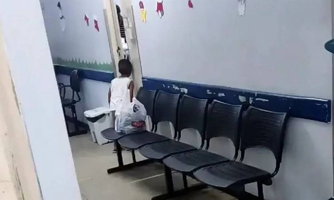 Médica fecha porta de consultório e deixa criança sozinha no corredor, em MG Foto: Reprodução