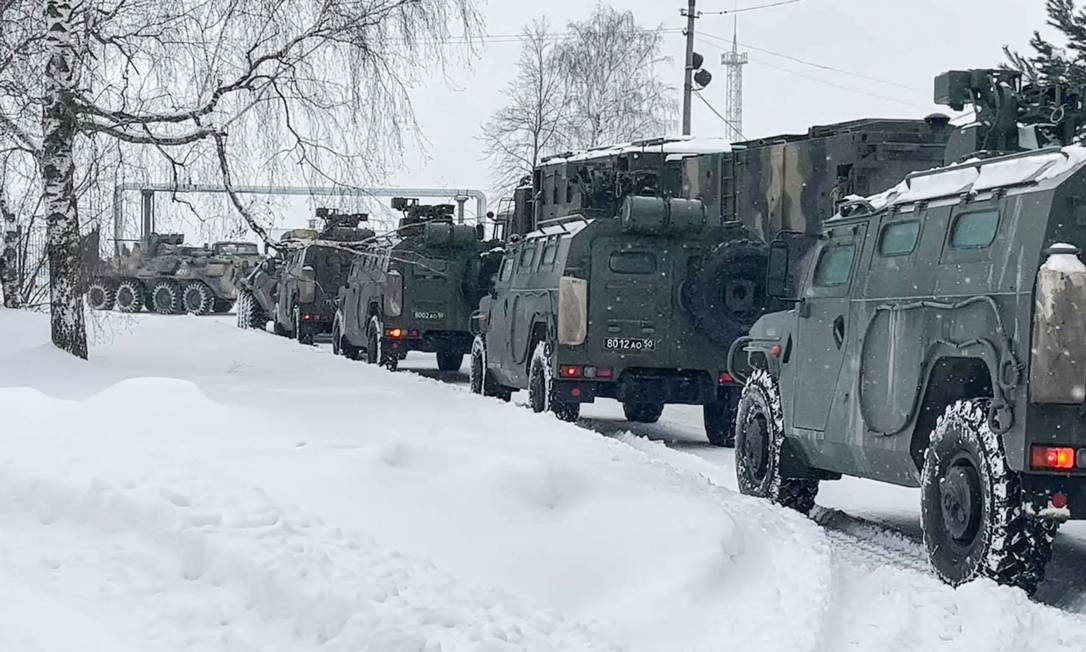 Veículos militares russos a serem enviados ao Cazaquistão se alinham para embarque em avião de carga Foto: MINISTÉRIO DA DEFESA DA RÚSSIA / VIA AFP