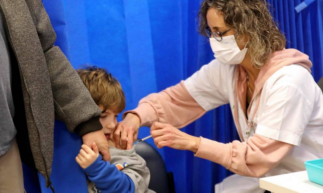 Agente de saúde vacina menino contra Covid-19 em Israel Foto: Gil Cohen-Magen / AFP