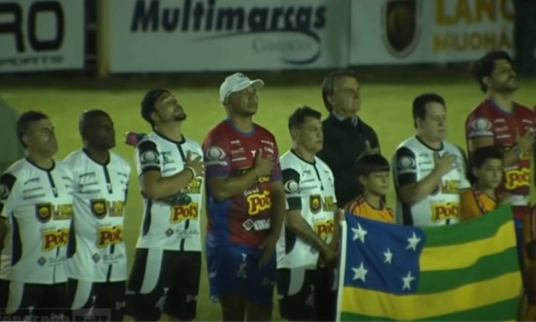 Bolsonaro posa junto com times em jogo de futebol do cantor Marrone Foto: Reprodução / O GLOBO