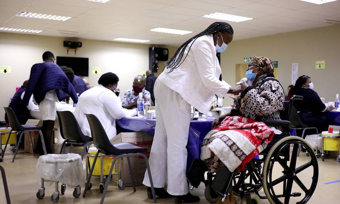 Mulher recebe dose de vacina contra a Covid-19 em Joanesburgo, na África do Sul Foto: Siphiwe Sibeko / REUTERS
