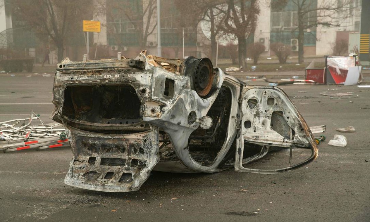 Carro queimado em Almaty, no Cazaquistão, após protestos contra aumento dos preços dos combustíveis no país Foto: ALEXANDER BOGDANOV / AFP