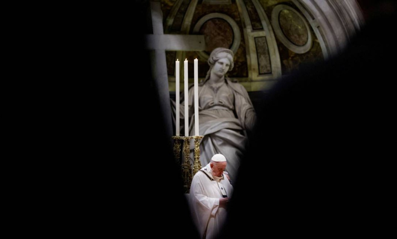Papa Francisco celebra Missa para a Festa da Epifania na Basílica de São Pedro, no Vaticano Foto: YARA NARDI / REUTERS