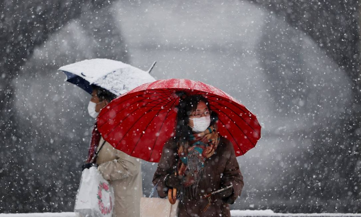 Pessoas visitam o Palácio Imperial coberto de neve, em meio a novo surto de Covid-19, em Tóquio, Japão Foto: ISSEI KATO / REUTERS