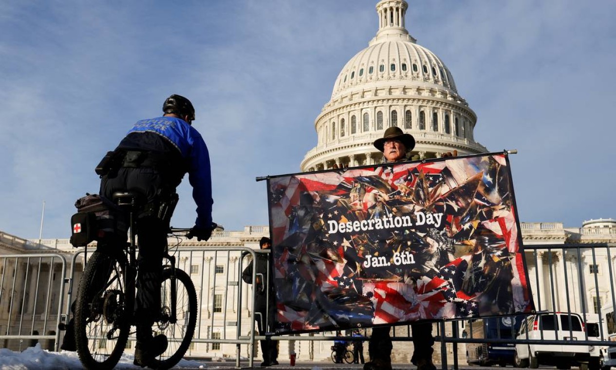 Artista protesta contra os agressores de 6 de janeiro, em frente ao Capitólio dos EUA, no primeiro aniversário do ataque ao Congresso americano, promovido por por partidários do ex-presidente Donald Trump Foto: JONATHAN ERNST / REUTERS