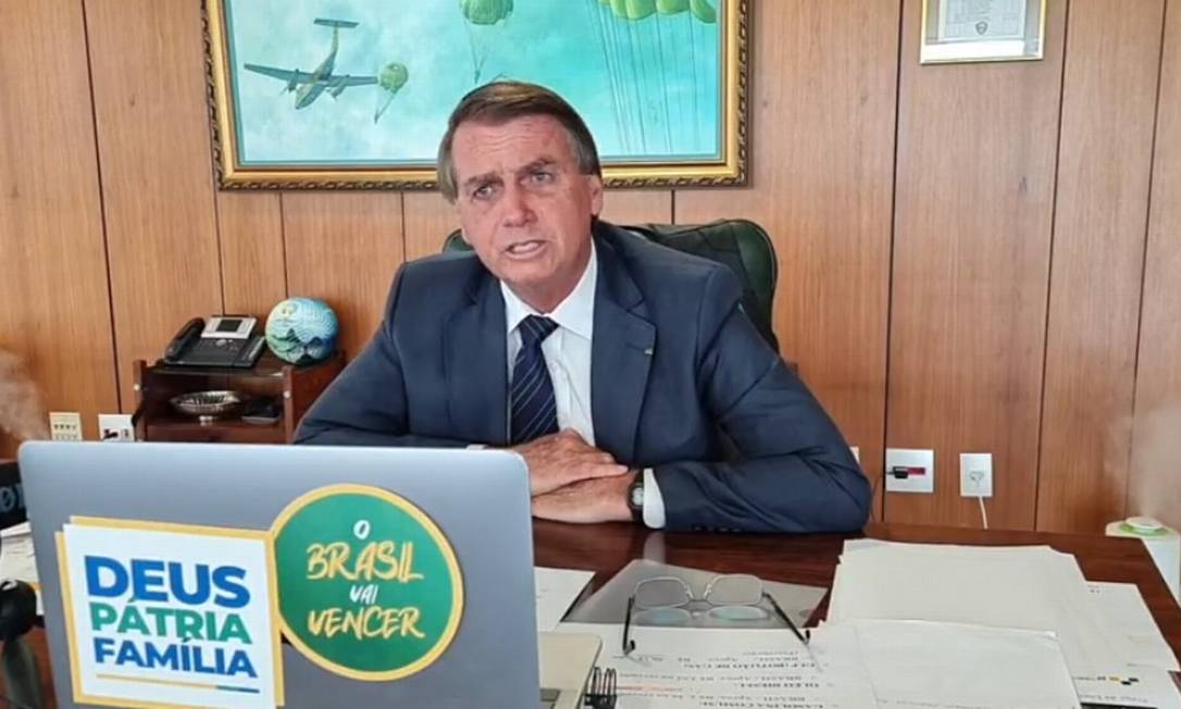 O presidente Jair Bolsonaro, durante entrevista a uma rádio Foto: Reprodução/Facebook
