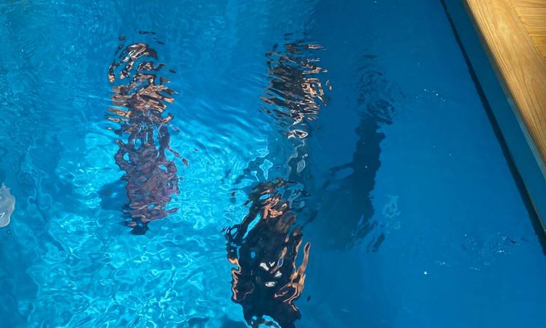 Obra interativa que imita uma piscina na exposição 'Leandro Erlich: a tensão', do CCBB Foto: Divulgação