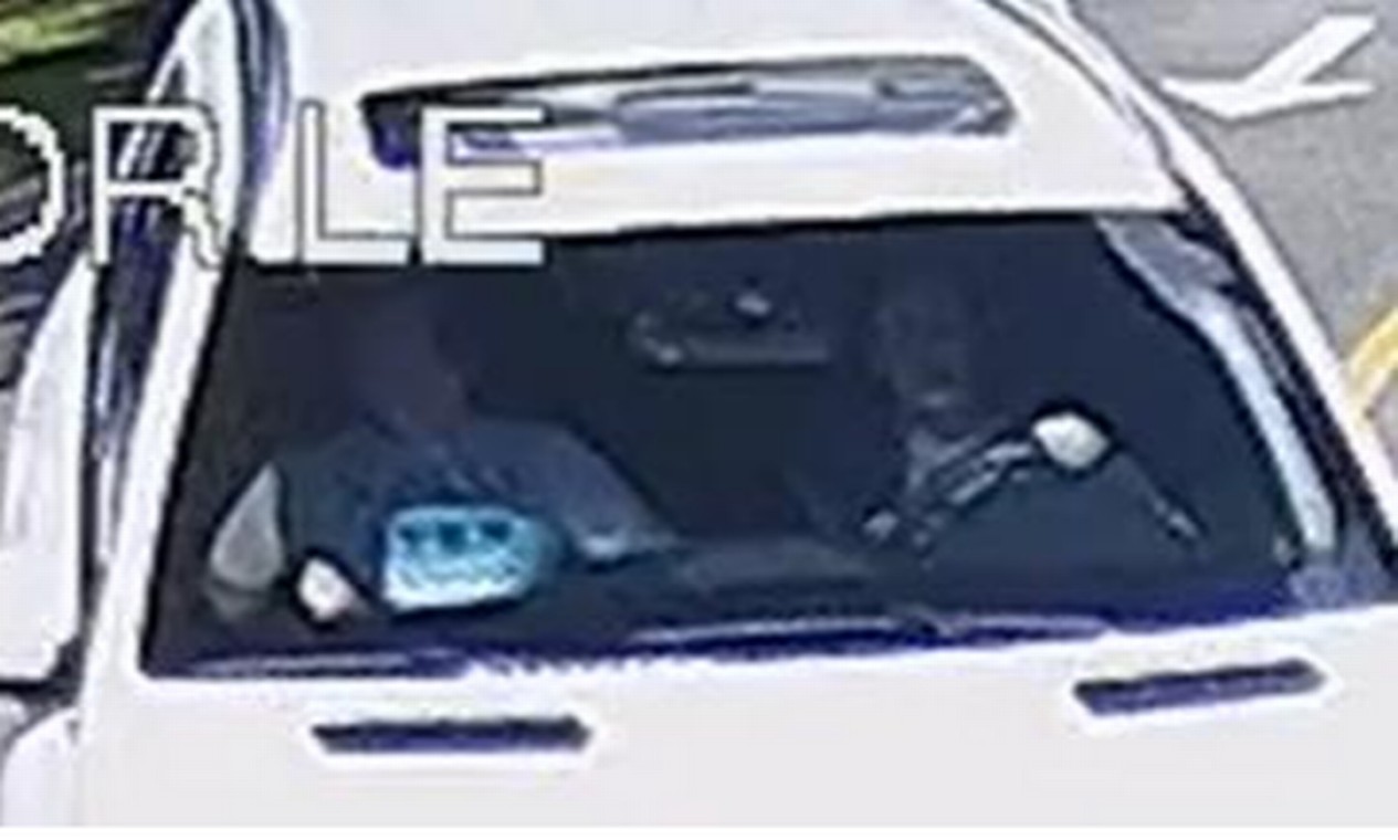 Maurício Demétrio está dentro da Mercedez-Benz com a esposa na direção. Ele aparece com a mesma blusa que vestia quando descia o elevador. Foto: Reprodução