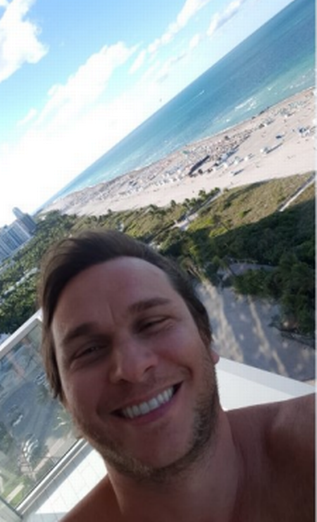 Maurício Demétrio faz selfie em sacada de hotel onde se hospedou de frente para o mar de Miami Beach Foto: Reprodução