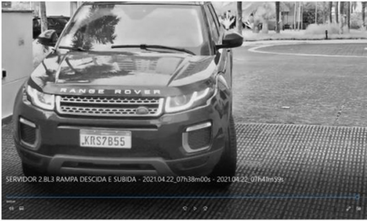 Land Rover Evoque chegando a condomínio de luxo na Barra da Tijuca, onde o delegado Maurício Demétrio. MP atribui ao policial civil a propriedade do veículo. Foto: Reprodução