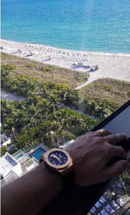 Demétrio exibe relógio sacada de hotel onde se hospedou de frente para o mar de Miami Beach Foto: Reprodução