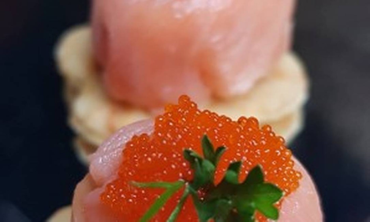 Gastronomia molecular. Bombom de salmão com cream cheese e endro com caviar de tangerina incluso no bufê para eventos da Rappanui ( a partir de R$ 218 por pessoa). Tel.: 2608-4255 Foto: Divulgação/Hugo Rocha