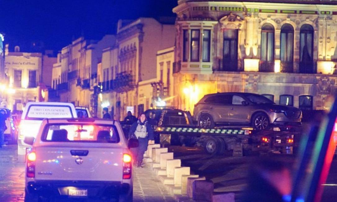 Policiais investigam carro que foi encontrado com 10 corpos em capital de estado mexicano Foto: Edgar Robledo / Reuters