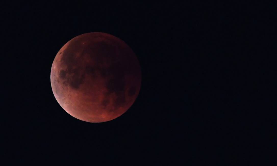 Lua de Sangue registrada em Los Angeles, nos EUA Foto: ROBYN BECK / AFP