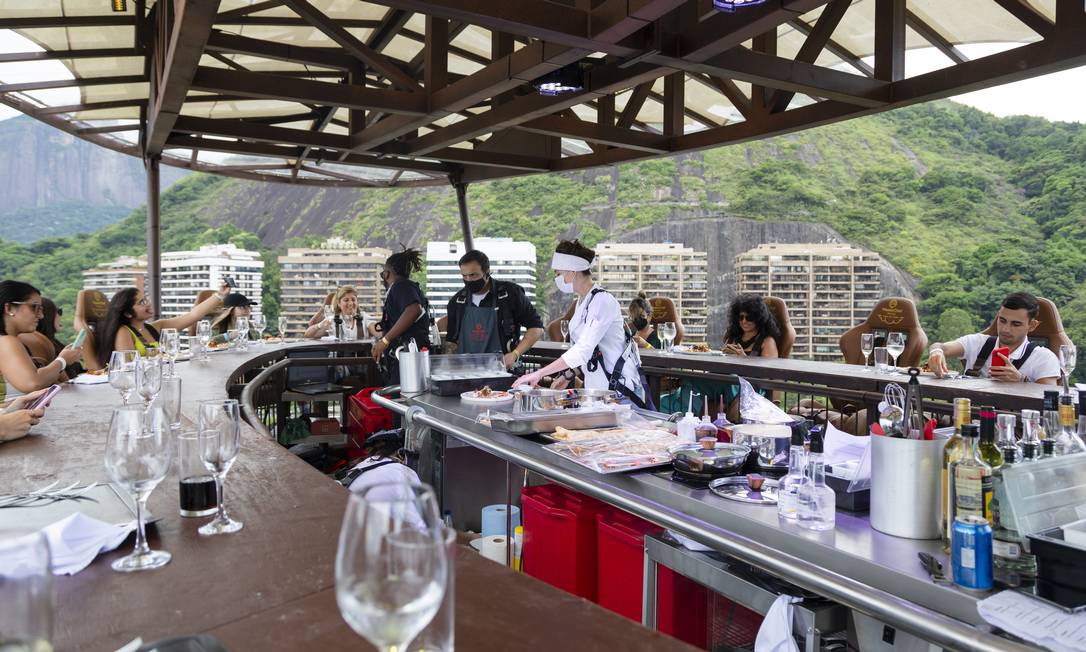 MasterChef Brasil nas Nuvens. O menu do restaurante suspenso por um guindaste na Lagoa é pilotado pela chef Heaven Delhaye (ao centro) Foto: Leo Martins