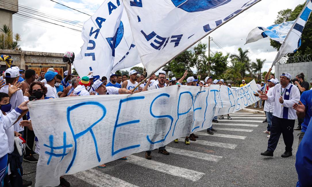 Torcedores do Cruzeiro protestam contra saída de Fábio Foto: W9 Press / Agência O Globo