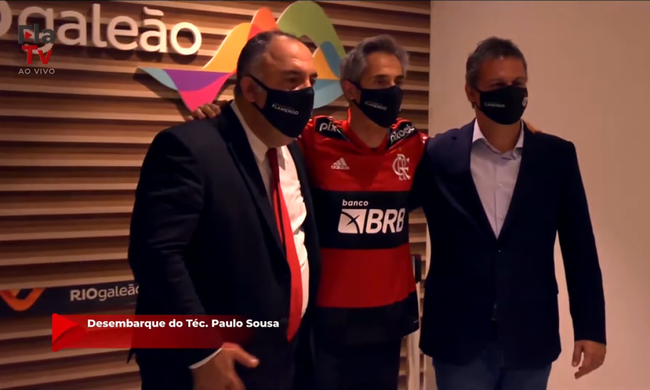 Paulo Sousa posa com a camisa do Flamengo Foto: Reprodução/FlaTV