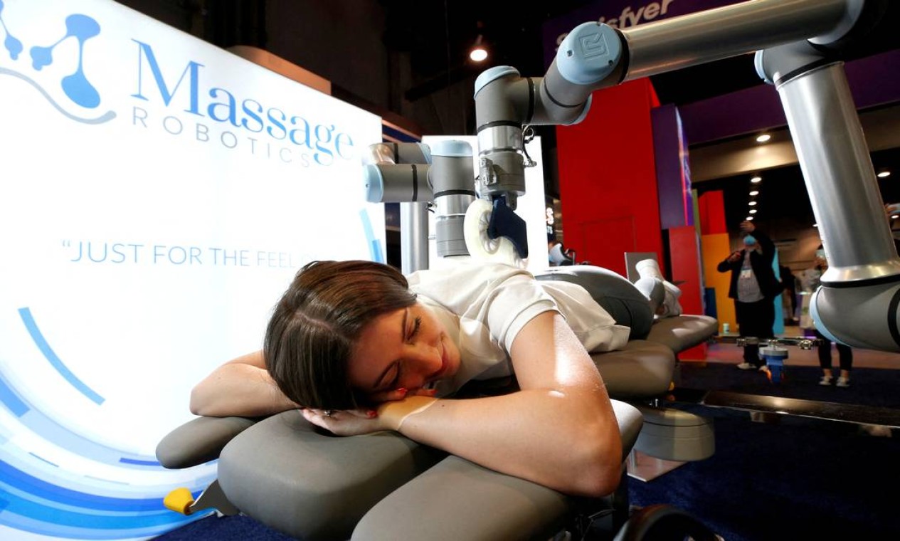 Kirsten Mackin recebe uma massagem de um robô no estande da Massage Robotics durante a CES 2022, no Las Vegas Convention Center, em Las Vegas Foto: STEVE MARCUS / REUTERS