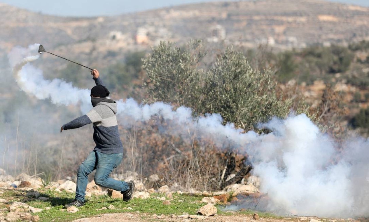 Manifestante palestino usa uma tipóia durante protesto contra assentamentos israelenses em Beita, na Cisjordânia ocupada por Israel Foto: RANEEN SAWAFTA / REUTERS