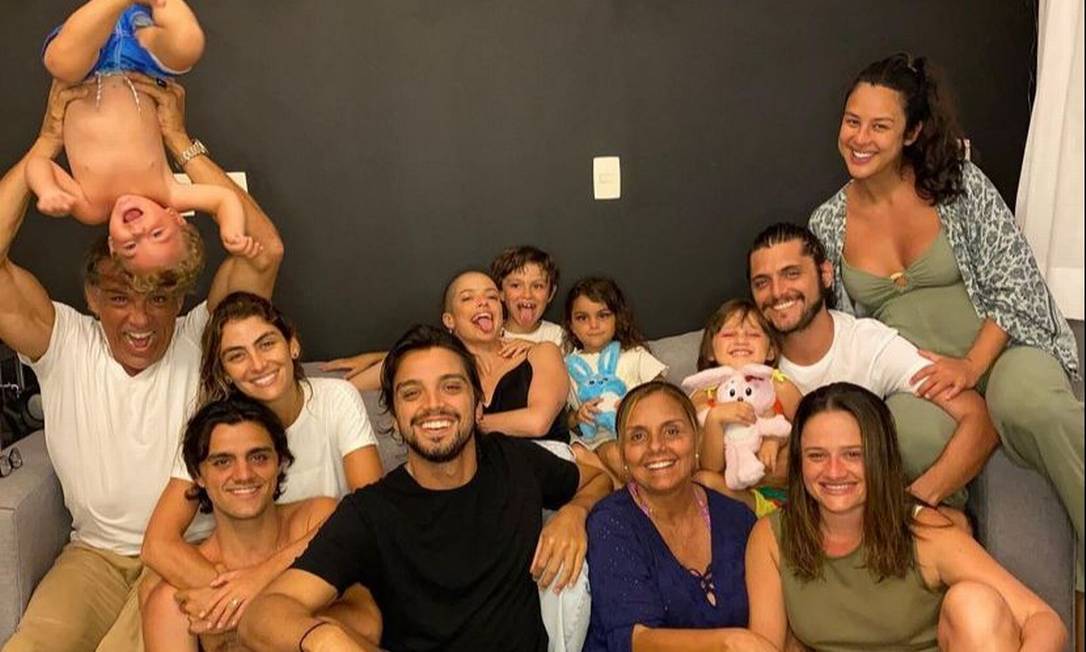 Rodrigo Simas com família Foto: Reprodução