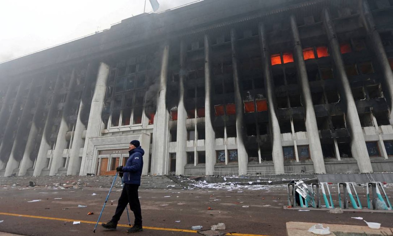 Prédio do gabinete do prefeito, foi invadido e incendiado pelos manifestantes em Almaty, maior cidade do Cazaquistão Foto: PAVEL MIKHEYEV / REUTERS