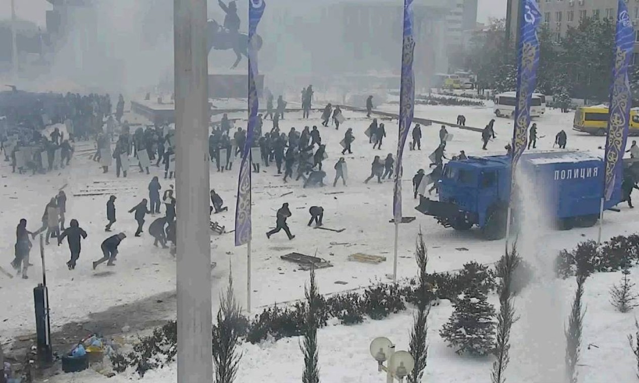 Manifestantes entram em confronto com policiais durante protesto em Aktobe, Cazaquistão Foto: INTERIORÊMINISTRYÊOF KAZAKHSTA / via REUTERS - 06/01/2022