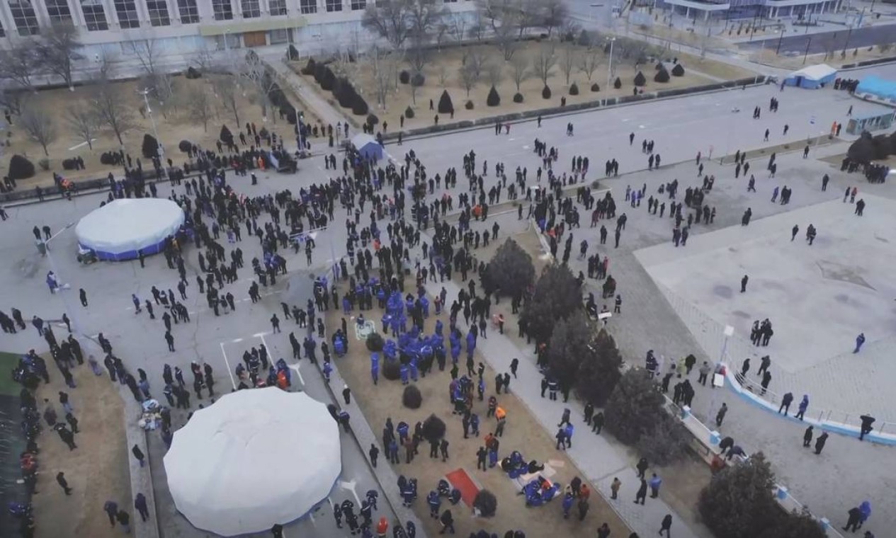 Manifestantes reunidos em praça do lado de fora de um escritório administrativo em Aktau, no Cazaquistão Foto: AZAMAT SARSENBAYEV / AFP