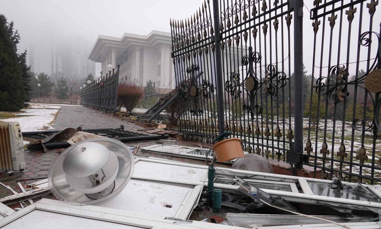 Cerca destruída perto de um prédio administrativo no centro de Almaty Foto: ABDUAZIZ MADYAROV / AFP