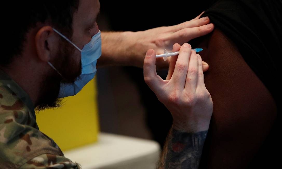 Militar aplica dose de vacina contra a Covid-19 durante campanha em Londres, no Reino Unido Foto: PETER NICHOLLS / REUTERS