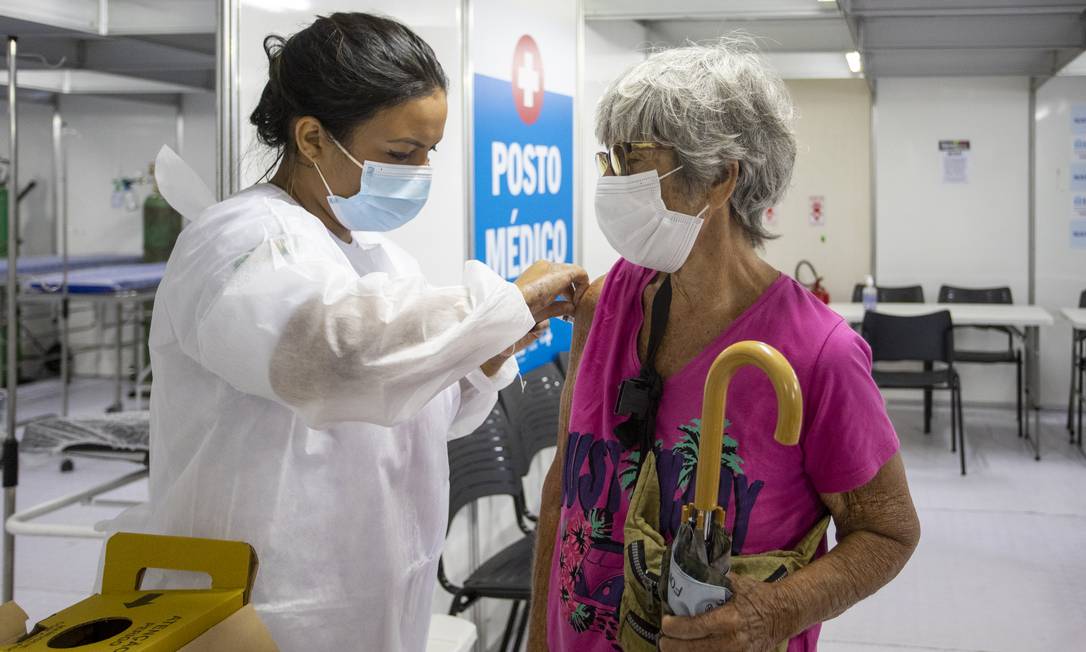 Aplicação de dose de reforço em posto de saúde de Copacabana, no Rio de Janeiro Foto: Ana Branco / Agência O Globo