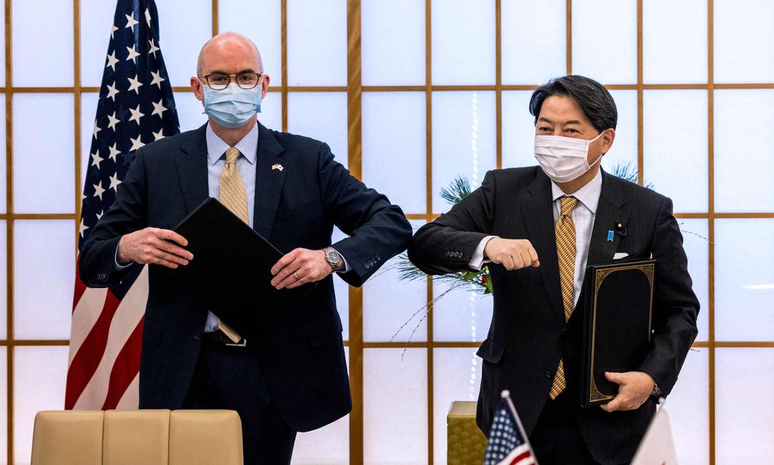 Raymond Greene, encarregado interino da embaixada americana no Japão, e o minsitro das Relações Exteriores japonês Yoshimasa Hayashi Foto: BEHROUZ MEHRI / AFP