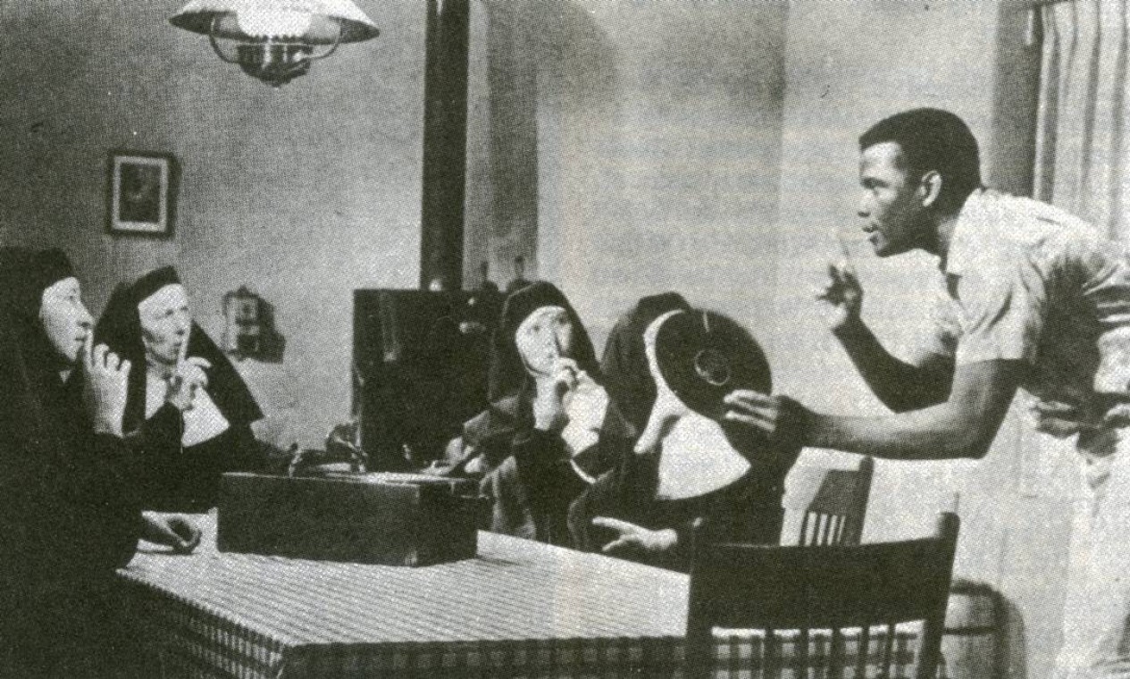 Sidney Poitier em cena do filme "Uma voz nas sombras", pelo qual foi premiado com Oscar de melhor ator, em 1964. Primeiro negro a ganhar o prêmio Foto: Divulgação