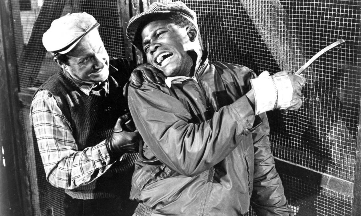 Poitier e Jack Wardenem cena do filme "Um homem tem três metros de altura", drama lançado em 1957 Foto: Arquivo / Agência O Globo