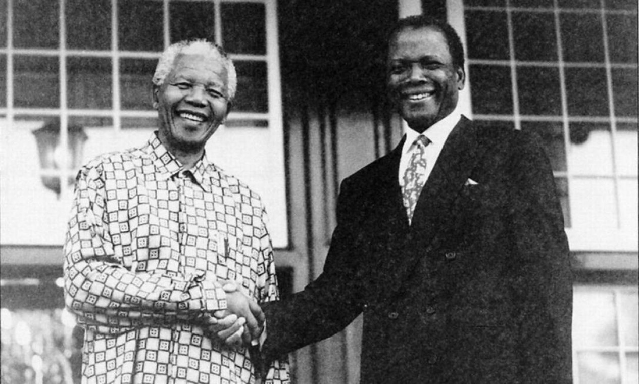 Sidney Poitier ao lado de Nelson Mandela, em foto extraído do livro "Uma vida muito além das expectativas" Foto: Reprodução