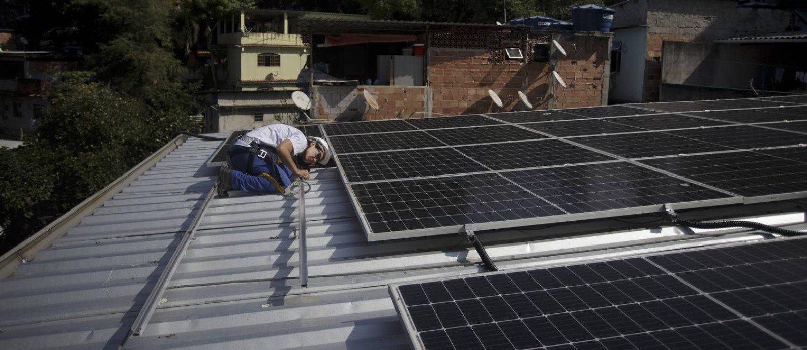 Manutenção das placas solares no Leme. Benefício para instalação da energia solar permanece até 2045 Foto: Márcia Foletto / Agência O Globo