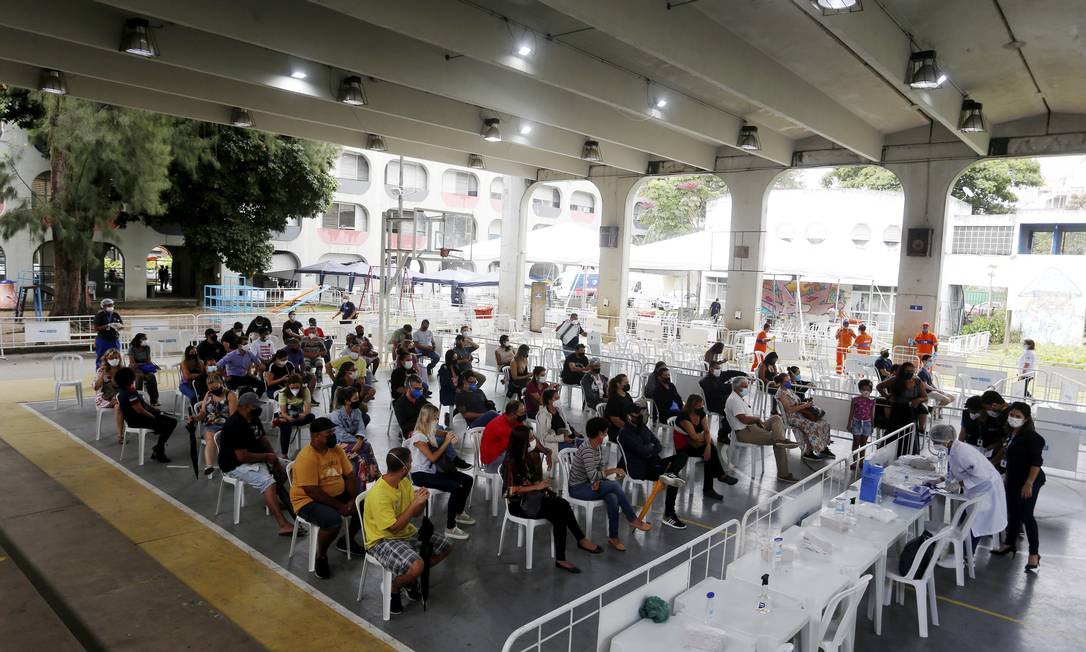 Pessoas com sintomas gripais em busca de testes no centro do Leblon Foto: Fabiano Rocha / Agência O Globo
