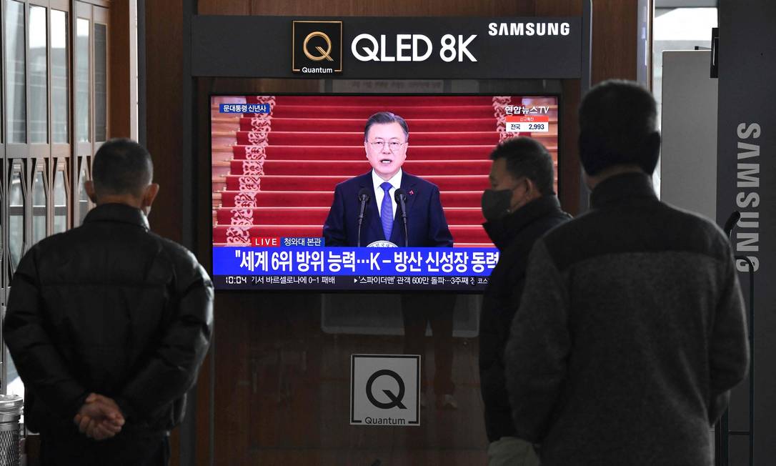 Pessoas assistem a pronunciamento de ano novo do presidente sul-coreano Moon Jae-in Foto: JUNG YEON-JE / AFP