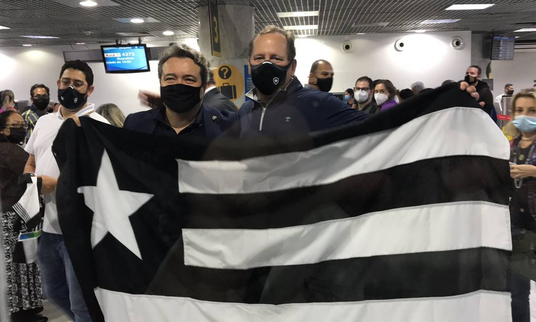 John Textor segura a bandeira do Botafogo ao lodo do CEO do clube, Jorge Braga Foto: Reprodução/Redes Sociais