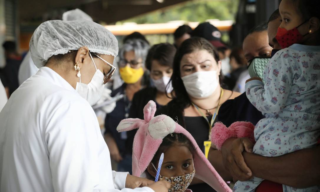 População enfrenta filas para testagem de Covd-19 em posto de Saúde, em Brasília Foto: CRISTIANO MARIZ / Agência O Globo