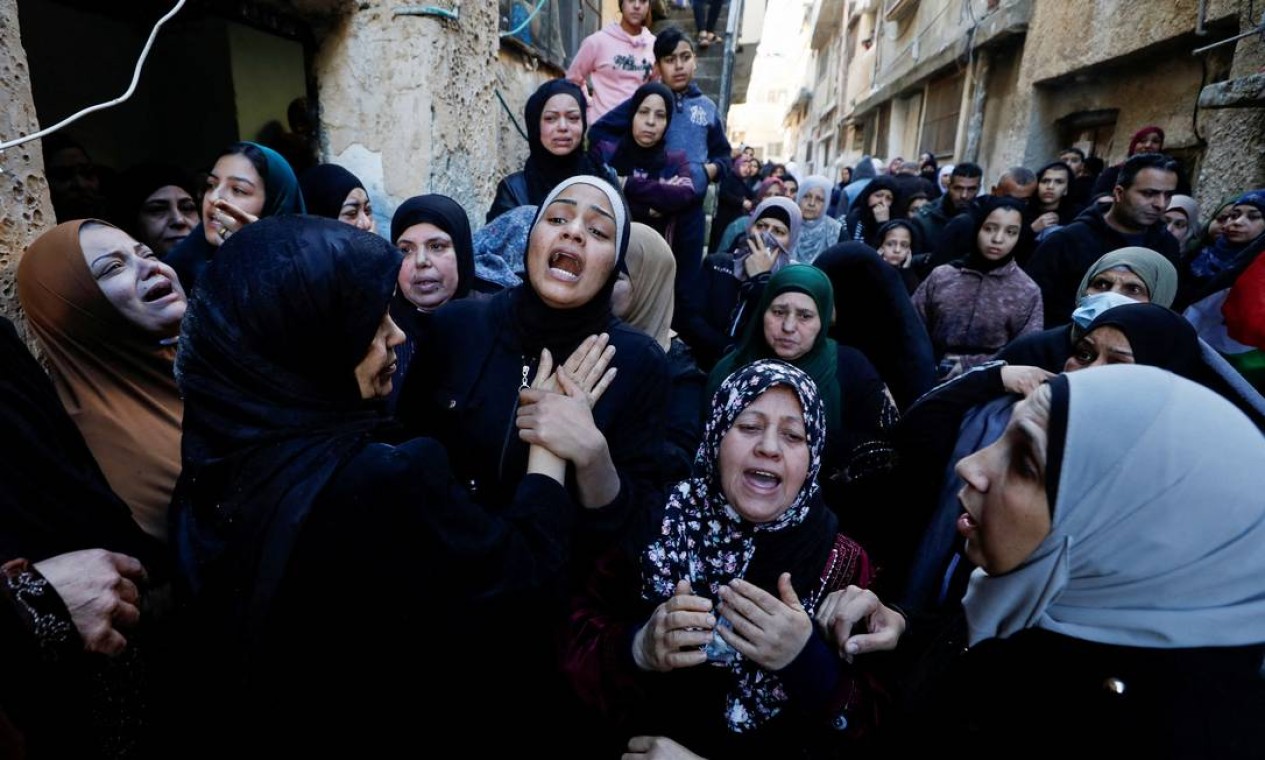 Enlutados reagem durante no funeral do atirador palestino Baker Hashash, morto por forças israelenses durante um confronto, em Nablus, na Cisjordânia ocupada por Israel Foto: MOHAMAD TOROKMAN / REUTERS