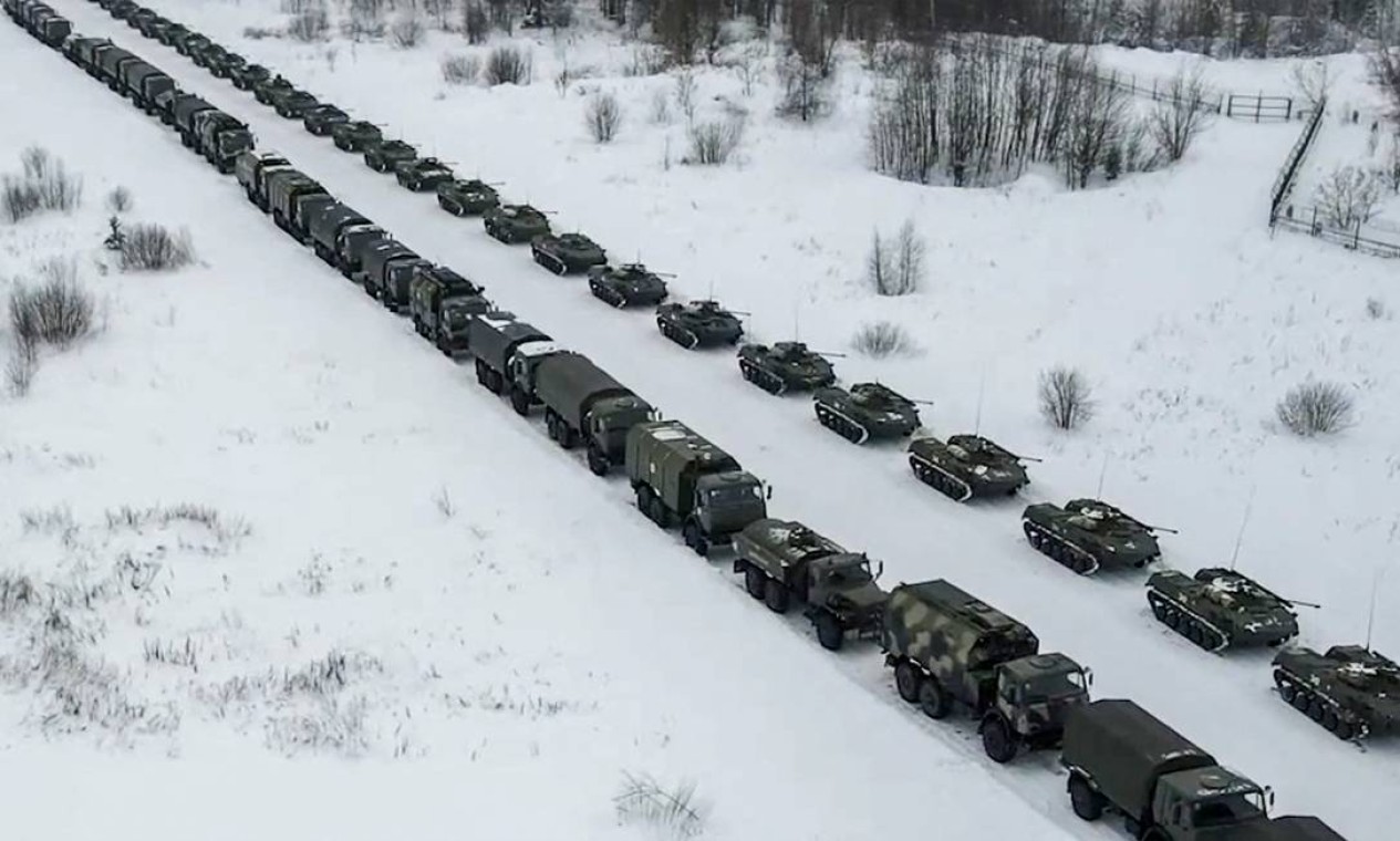 Veículos militares russos esperam para serem carregados em um avião de carga militar para partir para o Cazaquistão no aeroporto de Ivanovo. Aliança militar liderada por Moscou enviou tropas para ajudar a conter os crescentes distúrbios no Cazaquistão Foto: HANDOUT / AFP