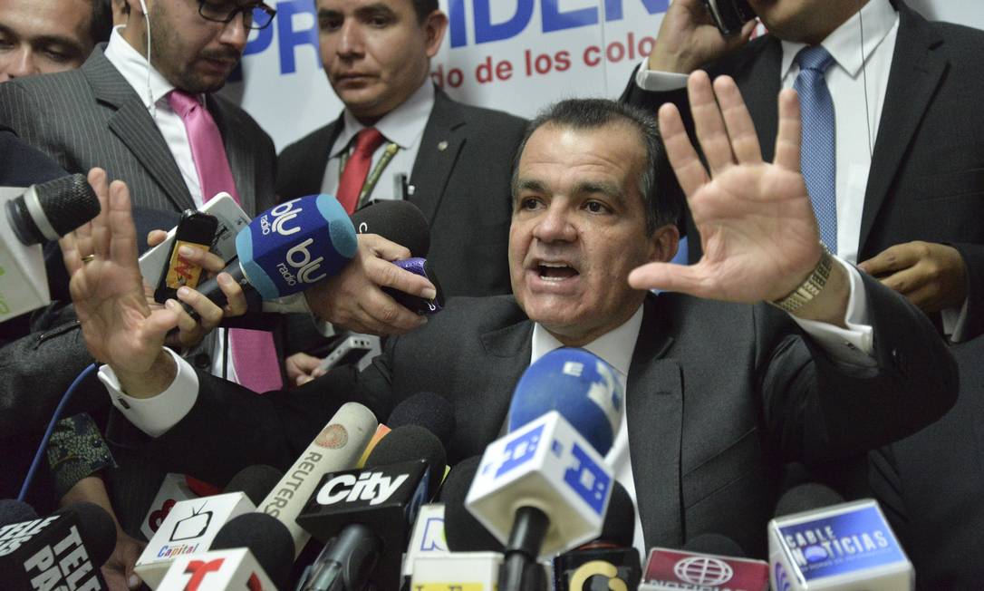 O colombiano Óscar Ivan Zuluaga representa nas urnas o governo de Iván Duque e será um dos adversários de Gustavo Petro, da esquerda Foto: Diana Sanchez / AFP/26-05-2014