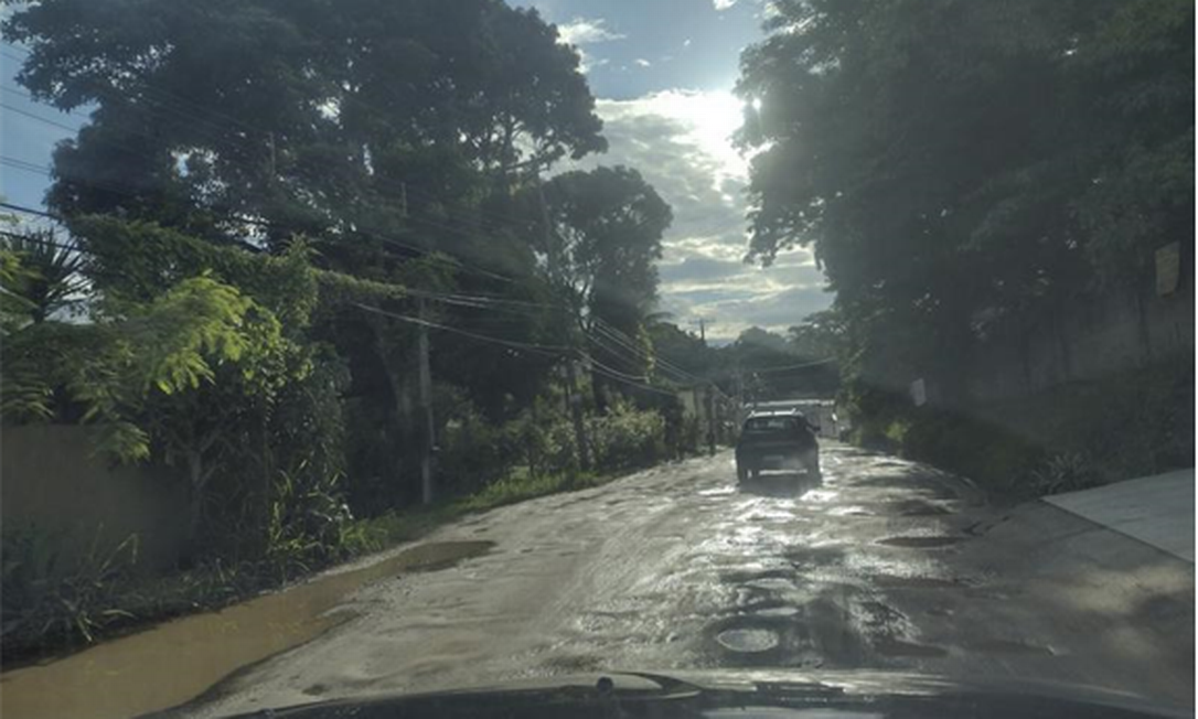 A Estrada São Sebastião, no Engenho do Mato, é castigadas pelas chuvas Foto: Leitor
