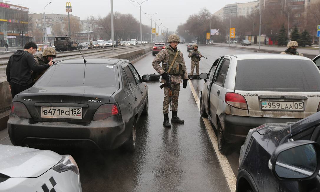 Militares fazem vistoria de veículos em Almaty, no Cazaquistão Foto: PAVEL MIKHEYEV / REUTERS