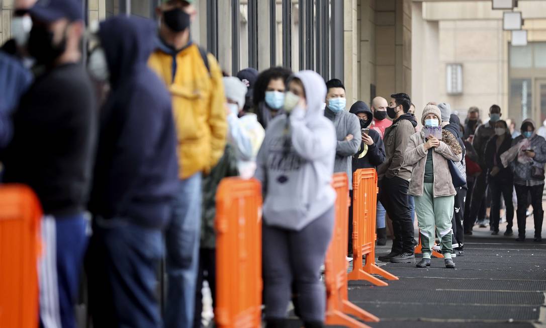 Pessoas esperam em fila para serem testadas para Covid-19 na Union Station, em Los Angeles, Califórnia Foto: MARIO TAMA / AFP