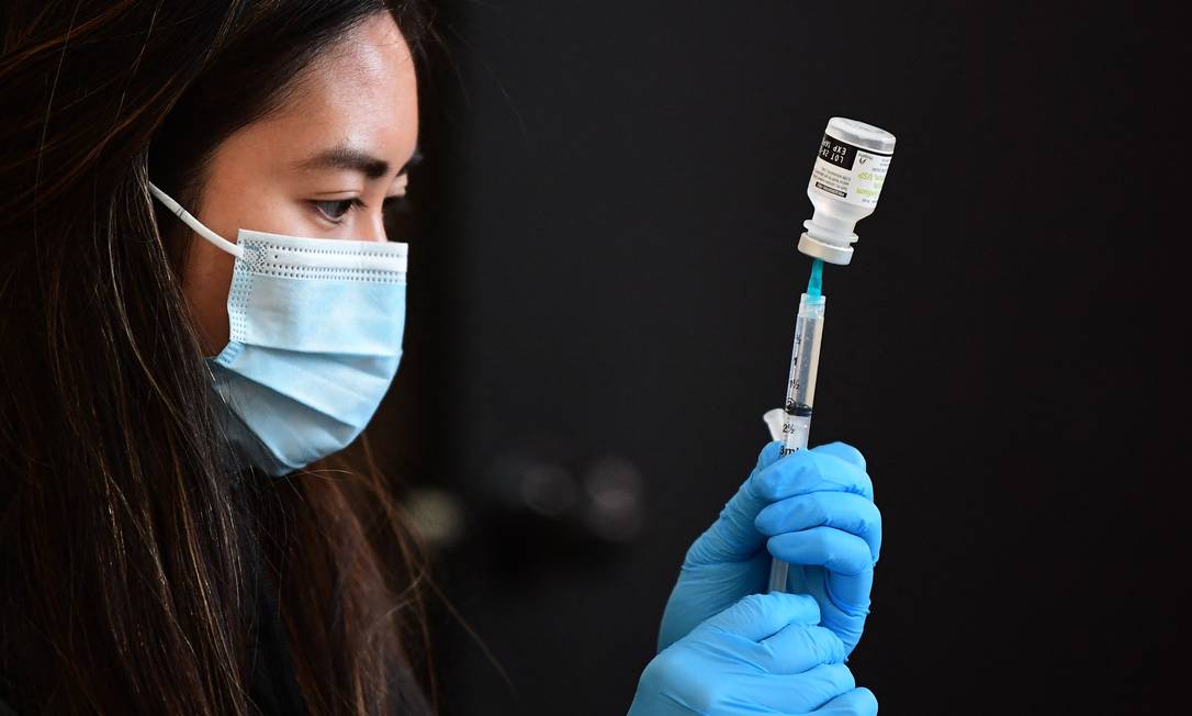 Profissional da saúde prepara dose da vacina Covid-19 para ser aplicada em Los Angeles, Califórnia, EUA Foto: FREDERIC J. BROWN / AFP
