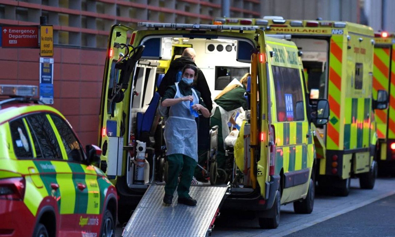 Paramédicos trabalham dentro de uma ambulância estacionada em frente ao Royal London Hospital, no leste de Londres. Capital da Inglaterra enfrenta grave escassez de pessoal causada pelo surto de Ômicron Foto: DANIEL LEAL / AFP