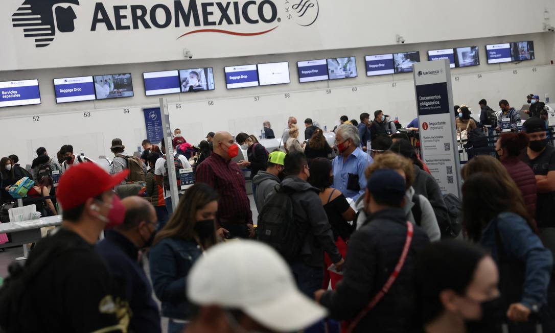 Passageiros aguardam em filas no aeroporto da Cidade do México após mais de 80 pilotos do terem testado positivo para a Covid-19, forçando a suspenção de voos Foto: EDGARD GARRIDO / REUTERS