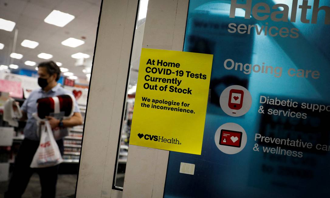 Placa informa os clientes de que os testes de Covid-19 estão esgotados em uma farmácia de Miami, Flórida Foto: MARCO BELLO / REUTERS